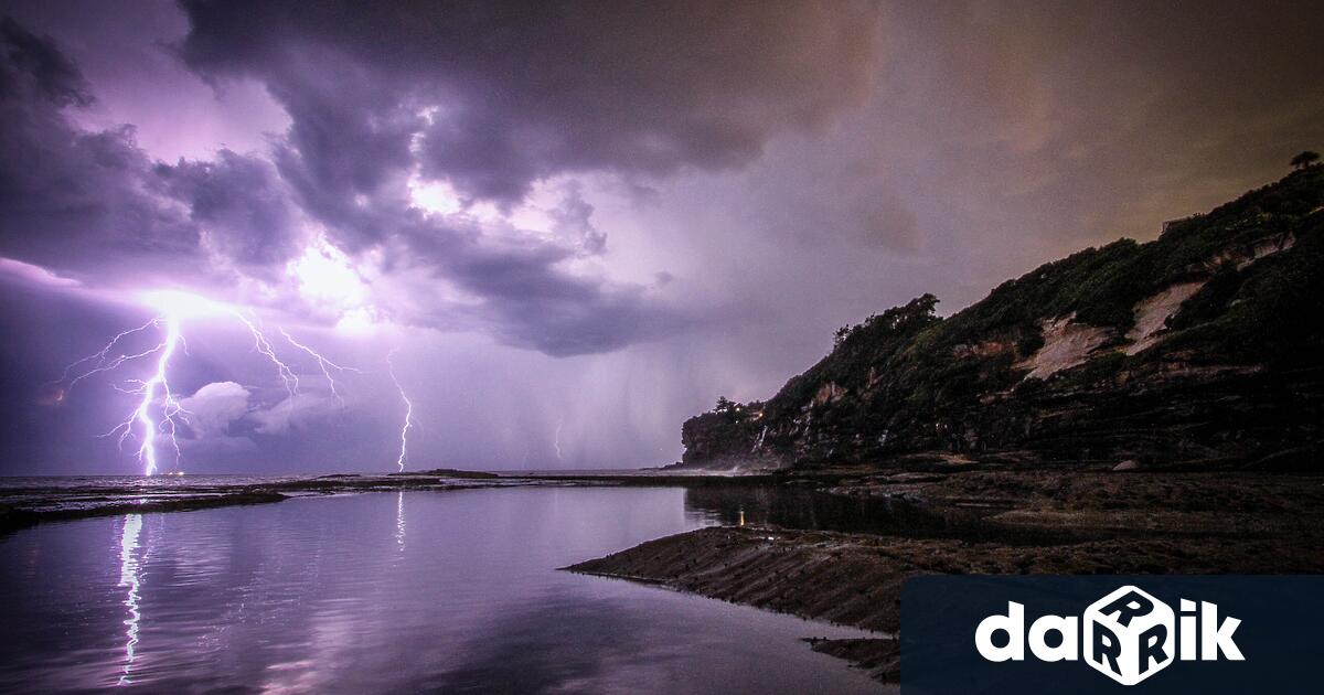 Силен дъжд през нощта превърна в реки улиците на някои