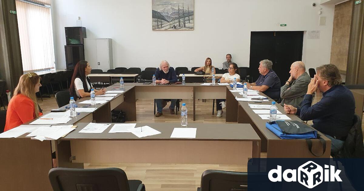 В заседателната зала на Община Дупница се проведе събеседването с