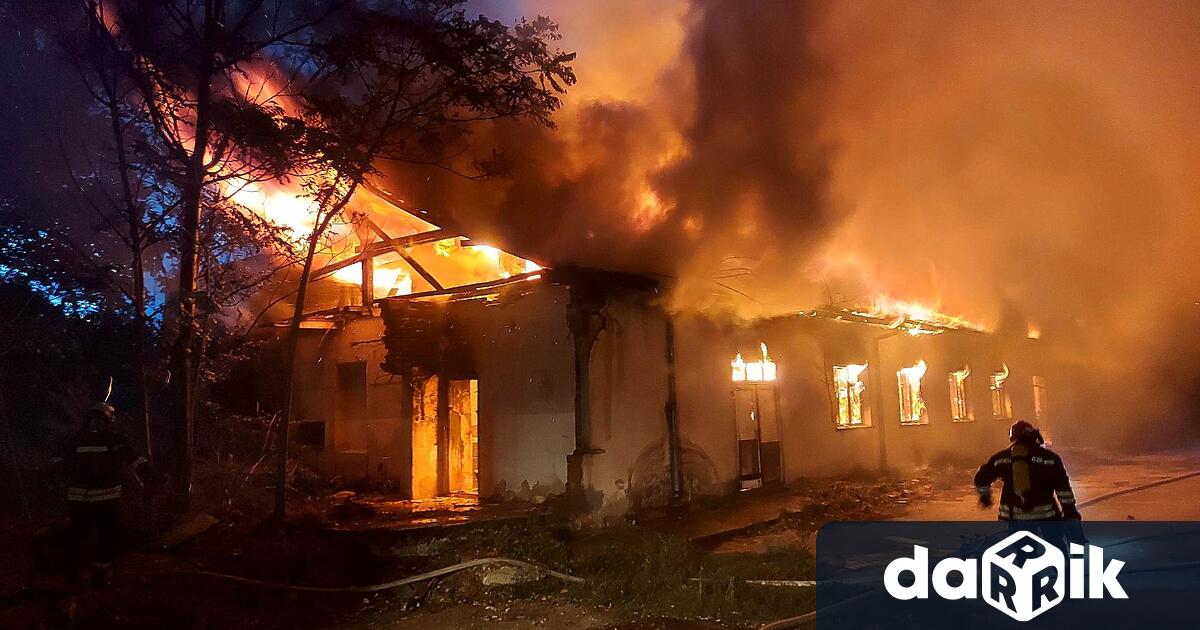Три пожара в необитаеми постройки снощи в Хасково. Горяха сграда