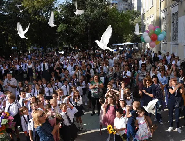 Училищният звънец бие за близо 37 000 ученици от Варна (СНИМКИ)