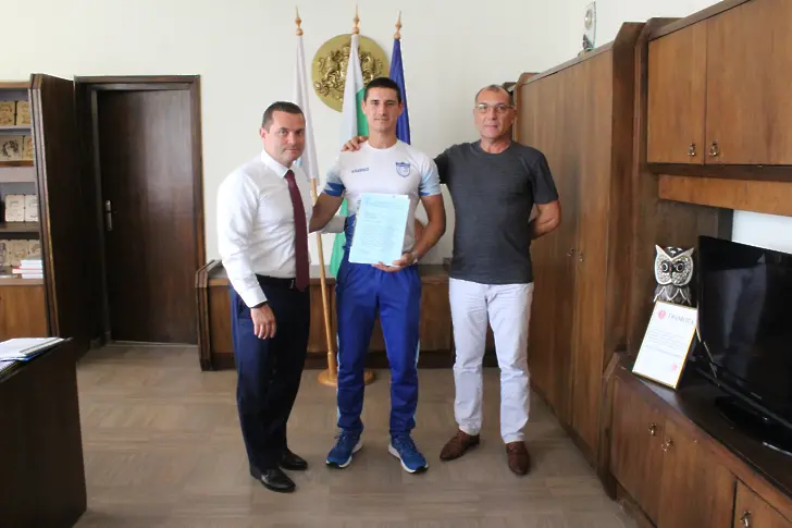 Кметът на Русе награди Иван Банчев за сребърния медал от Европейското първенство по стрелба с лък