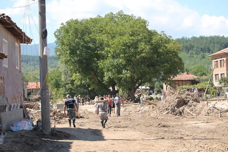 Започват огледите на къщите в пострадалите от наводнението Богдан, Каравелово, Слатина и Войнягово