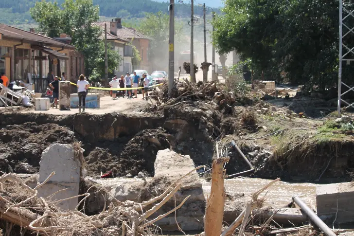 Започна възстановяването на водопроводната мрежа в Каравелово и Богдан