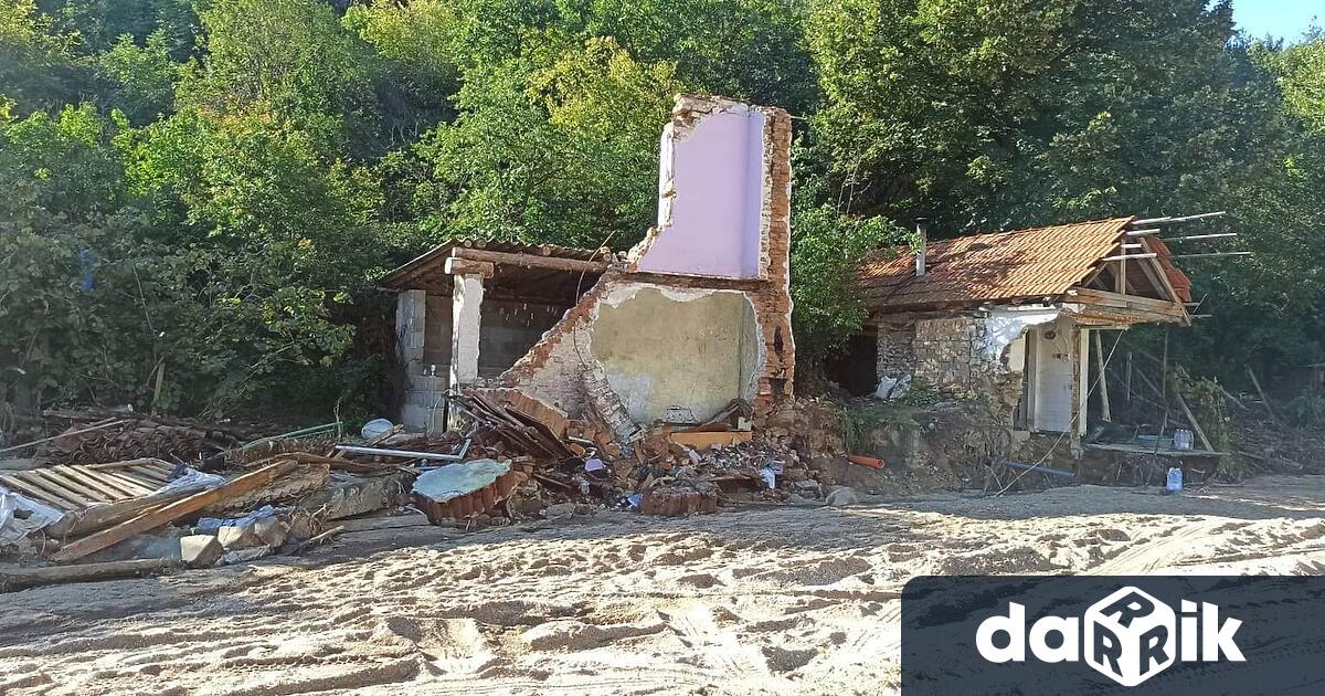 Апел за даряване на дрехи и обувки за млад мъж