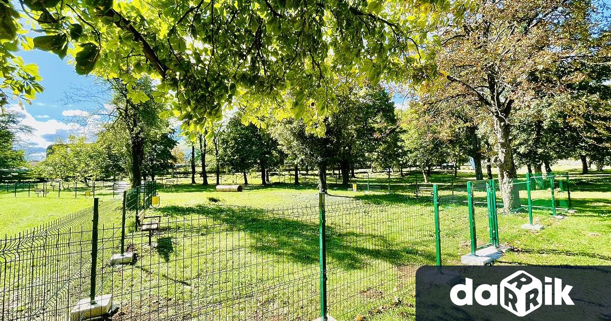 Площадката за разхождане на домашни любимци в парка при стадиона