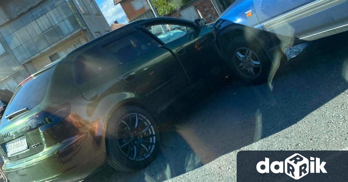 Леко се удариха две коли на главния път в района