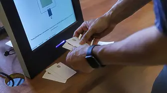 Генерират кода на машините за гласуване тази вечер