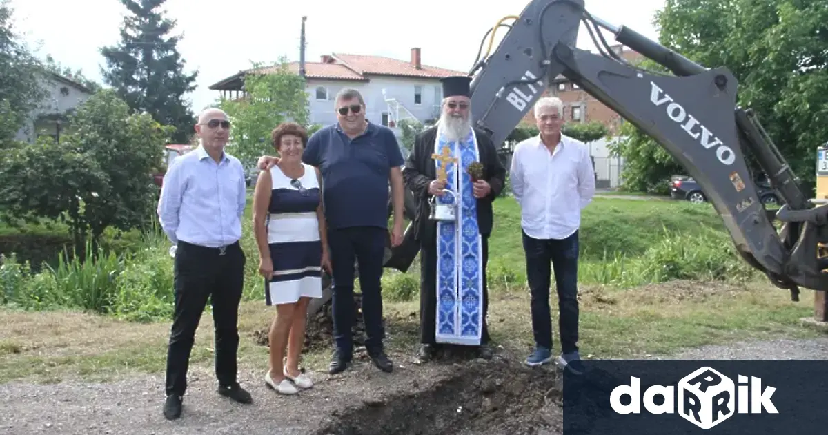Същинските изкопни дейности по подмяната на водопровод в село Яхиново