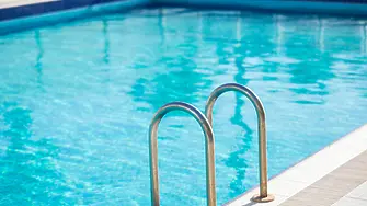 Две жени пострадаха от срутил се таван на закрит басейн в хотел в Поморие