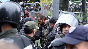 Сръбската полиция арестува над 30 души в Белград по време