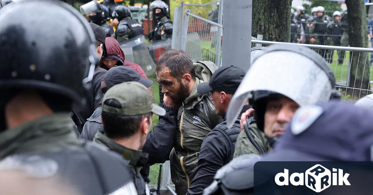 Сръбската полиция арестува над 30 души в Белград по време