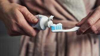 Паста за зъби за възстановяване на емайла създадена в резултат