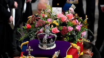 Последен поздрав: Крал Чарлз III постави писмо върху ковчега на майка си