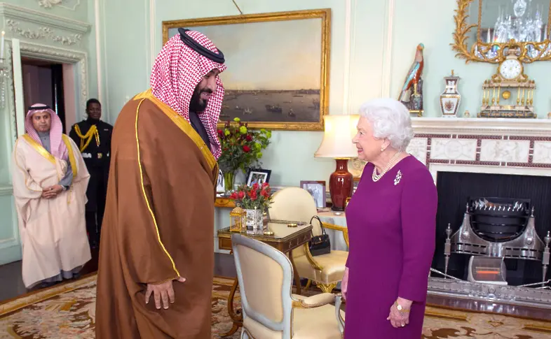 Поканата на саудитския принц на погребението на кралицата предизвика протести  