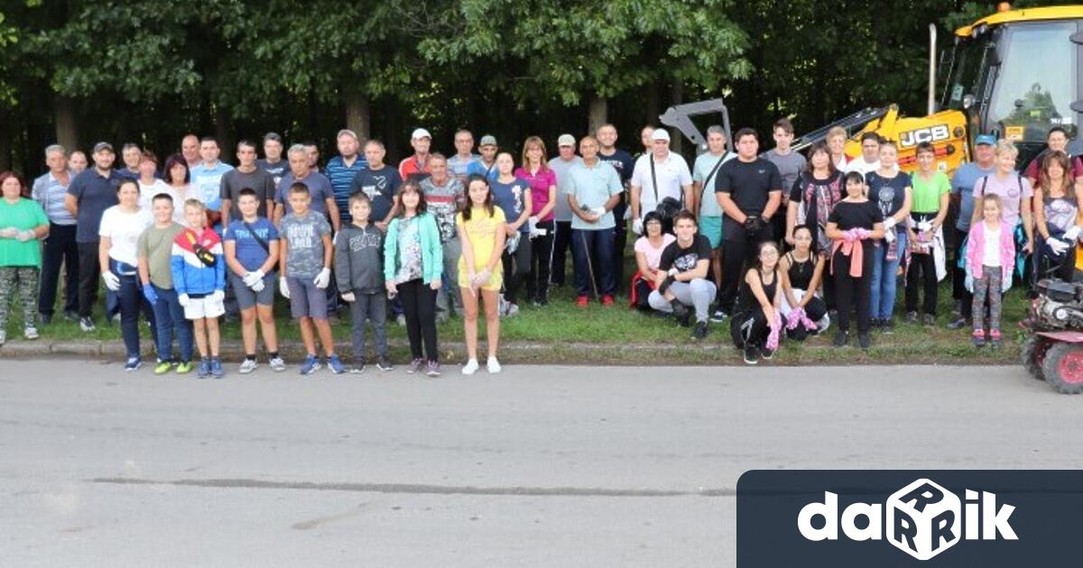 Десетки жители на град Генерал Тошево, сред които много деца