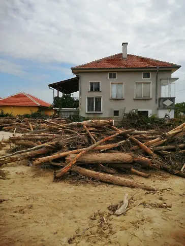 Горски служители от ДГС Гурково и ДЛС Мазалат са на помощ в засегнатите села в Карловско