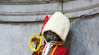 „Manneken Pis“ в Брюксел облича кукерска носия 