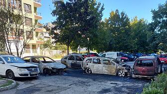 Пет автомобила изгоряха рано тази сутрин на паркинг във варненския