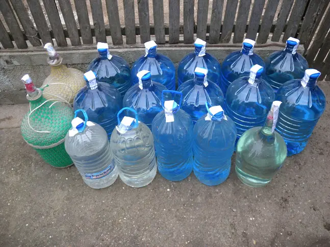 Над 300 литра нелегален алкохол откри полицията в мотел на град Козлодуй