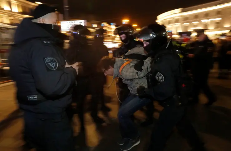 Близо 1200 човека бяха задържани при протести в Русия срещу мобилизацията (снимки)