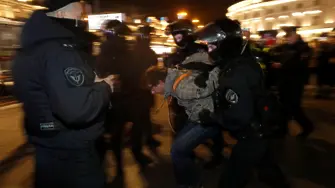 Близо 1200 човека бяха задържани при протести в Русия срещу мобилизацията (снимки)