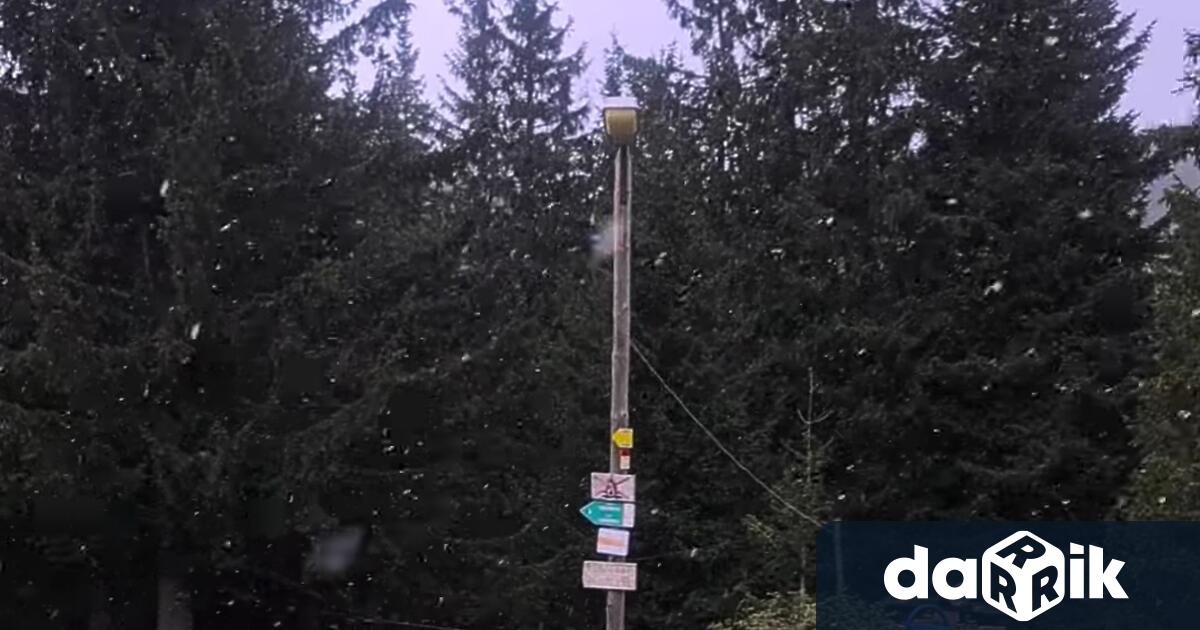 Първи снеговалеж на прага на есента заваля в Смолянско. Времето