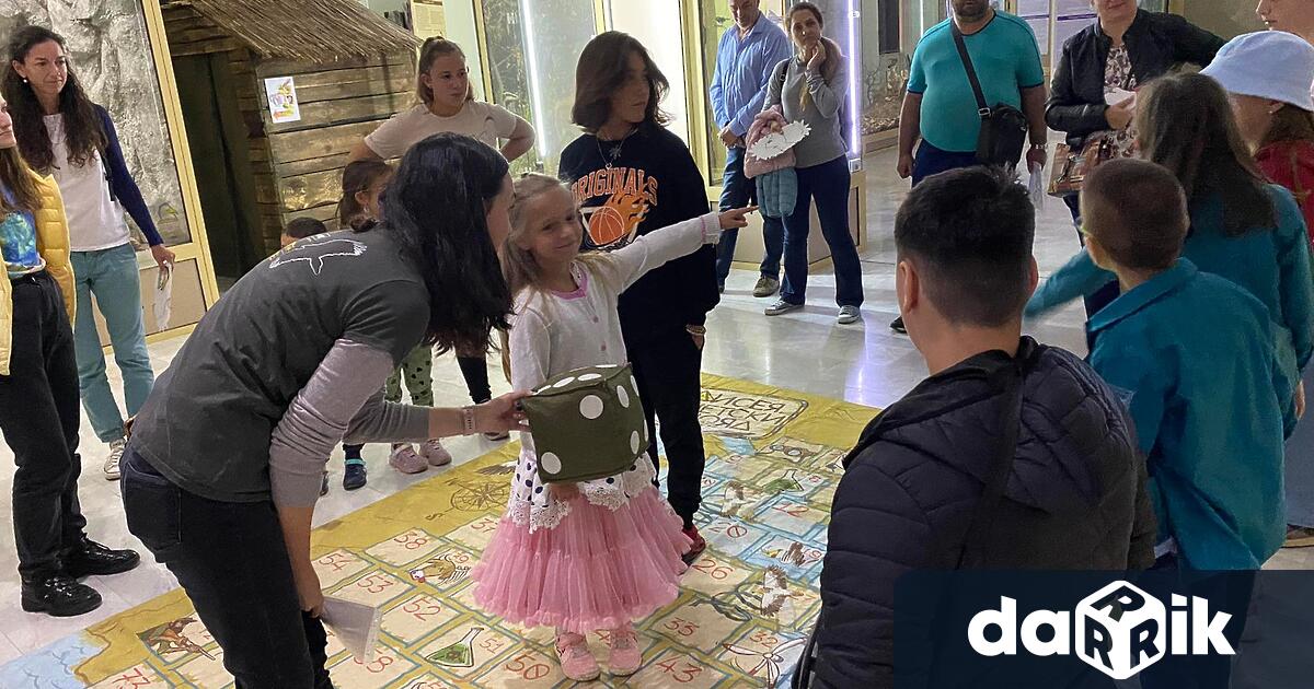 Младите еколюбители се забавляваха като сглобяваха пъзели с образи на