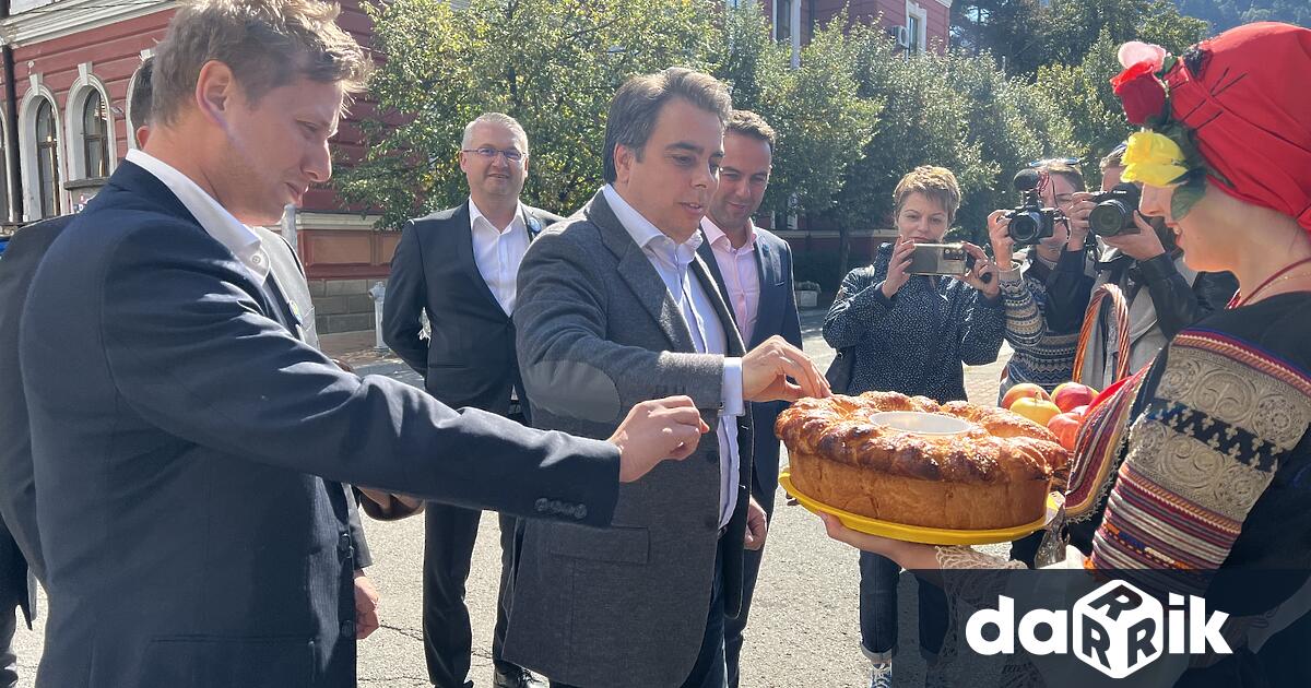 Лидерът на Продължаваме Промяната Асен Василев се срещна с жители