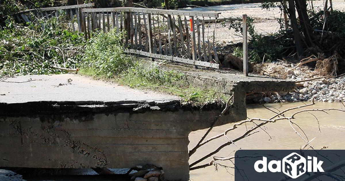 Мостът над р. Мъртвица, на пътя между селата Дъбене и