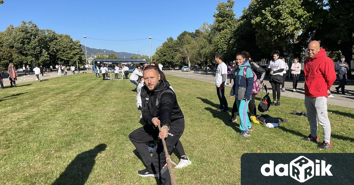 Представители на спортни клубове, ученици и възпитаници на детски градини