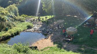 Доброволци почистваха река Лева и пространството около речното корито Кметът Калин