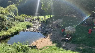 Доброволци почистиха река Лева край Враца