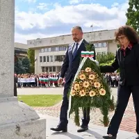 Венци и цветя отрупаха паметника на Свободата в Севлиево в Деня на независимостта