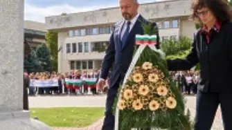 Венци и цветя отрупаха паметника на Свободата в Севлиево в Деня на независимостта