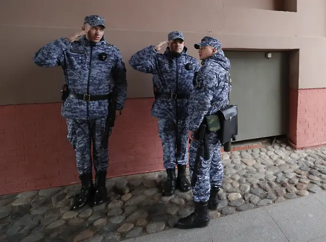 „Референдумът“ в Украйна: Войници ходят от врата на врата за гласове в избирателните секции