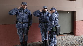 Украинците съобщават за въоръжени войници които обикалят от врата на