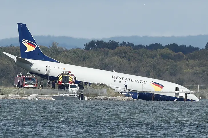 На летище Монпелие във Франция: Самолет се приземи в езеро (снимки)