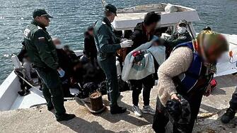Лодка с 38 мигранти сред които 8 деца и едно