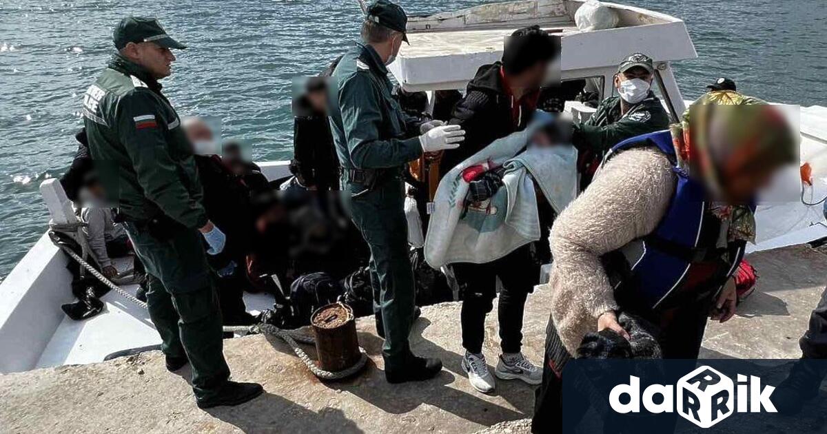 Лодка с 38 мигранти, сред които 8 деца и едно