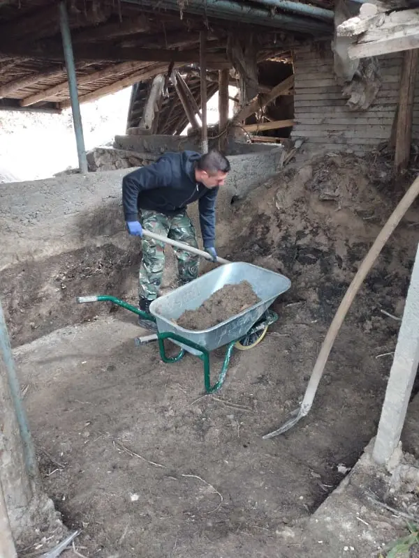 Военнослужещи продължават да разчистват след наводнението в Карловско