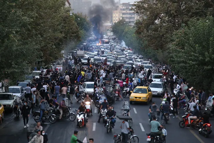 Правозащитници твърдят, че има 75 убити на протестите в Иран