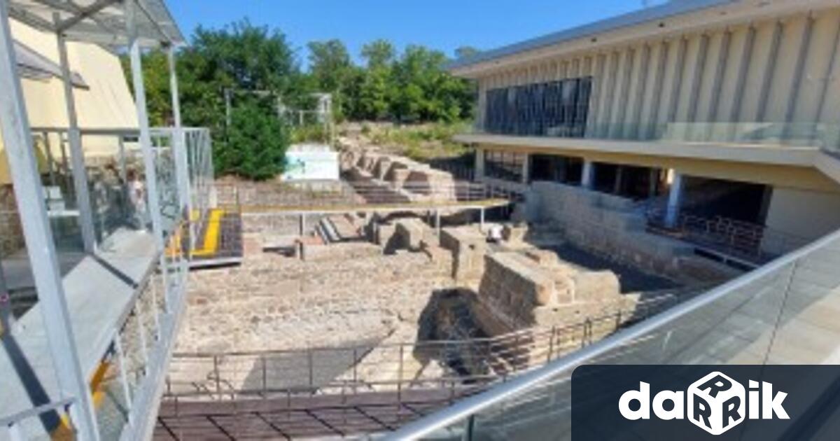 По посетителските пасарелки в археологическата зона на открито в Туристически
