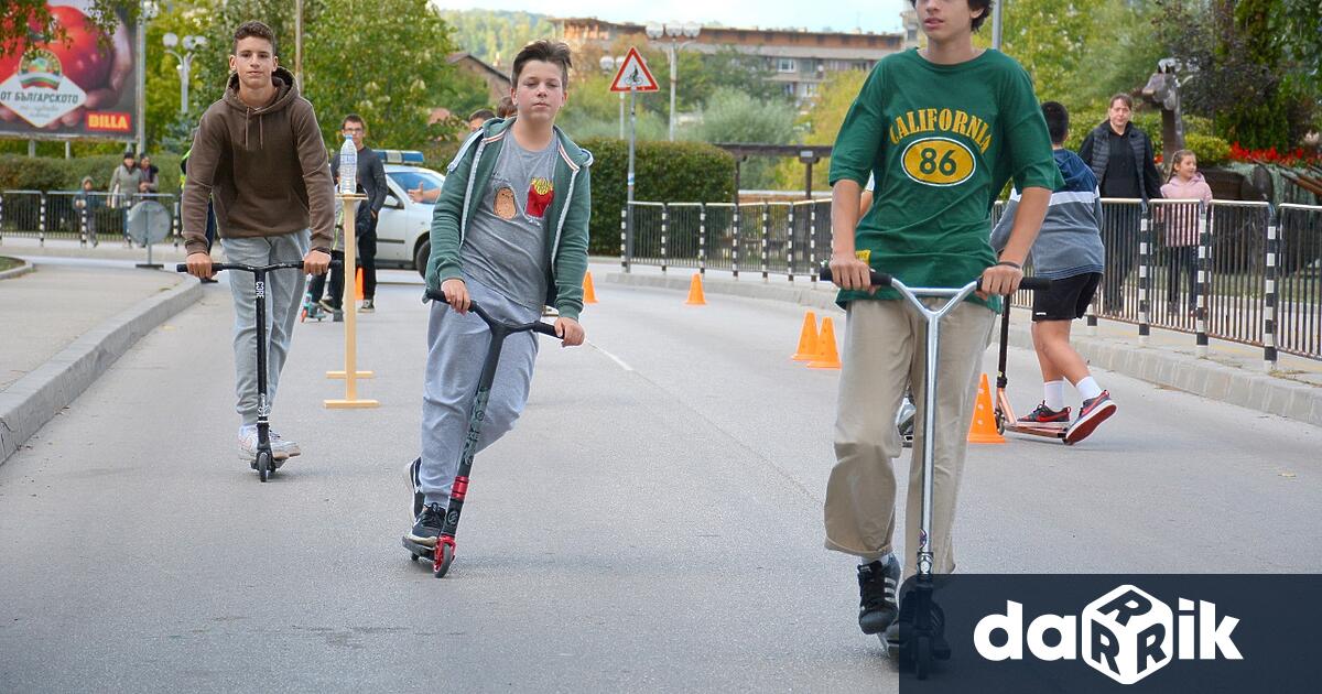 Деца и младежи с тротинетки участваха в демонстрационно състезание, което