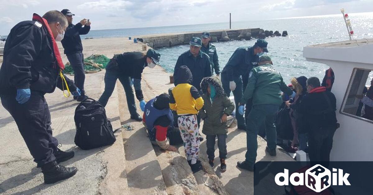 38 души, сред които 22-ма мъже, осем жени и осем