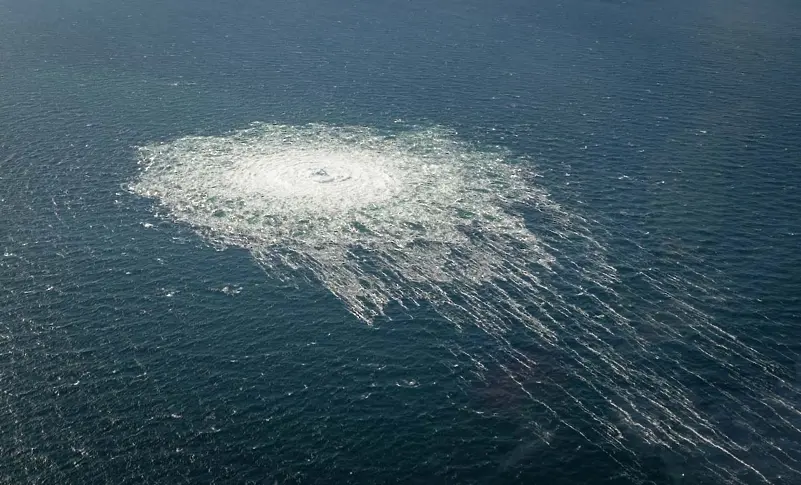 Изтичане на газ: Видео показва как морето над „Северен поток 1 и 2“ кипи