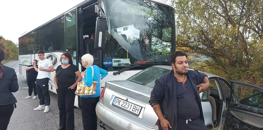 Автобус по линията Кюстендил-София  катастрофира, жена е леко пострадала