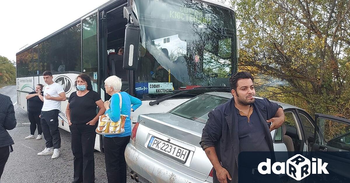 Автобус по линията Кюстендил-София катастрофира на спускане от Конявската планина,