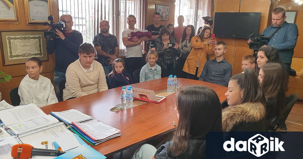 Стипендиите на децата, които бяха избрани от комисия във втората