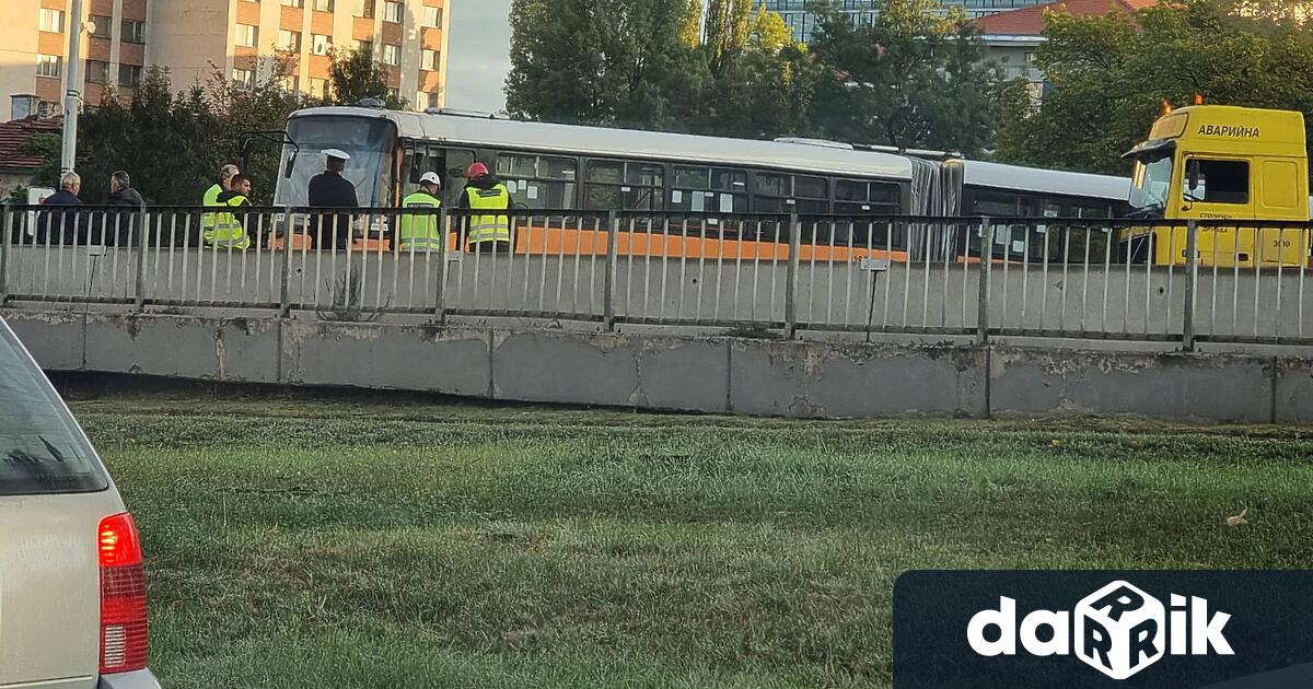 Автобус по линия 304 на столичния градски транспорт е катастрофирал