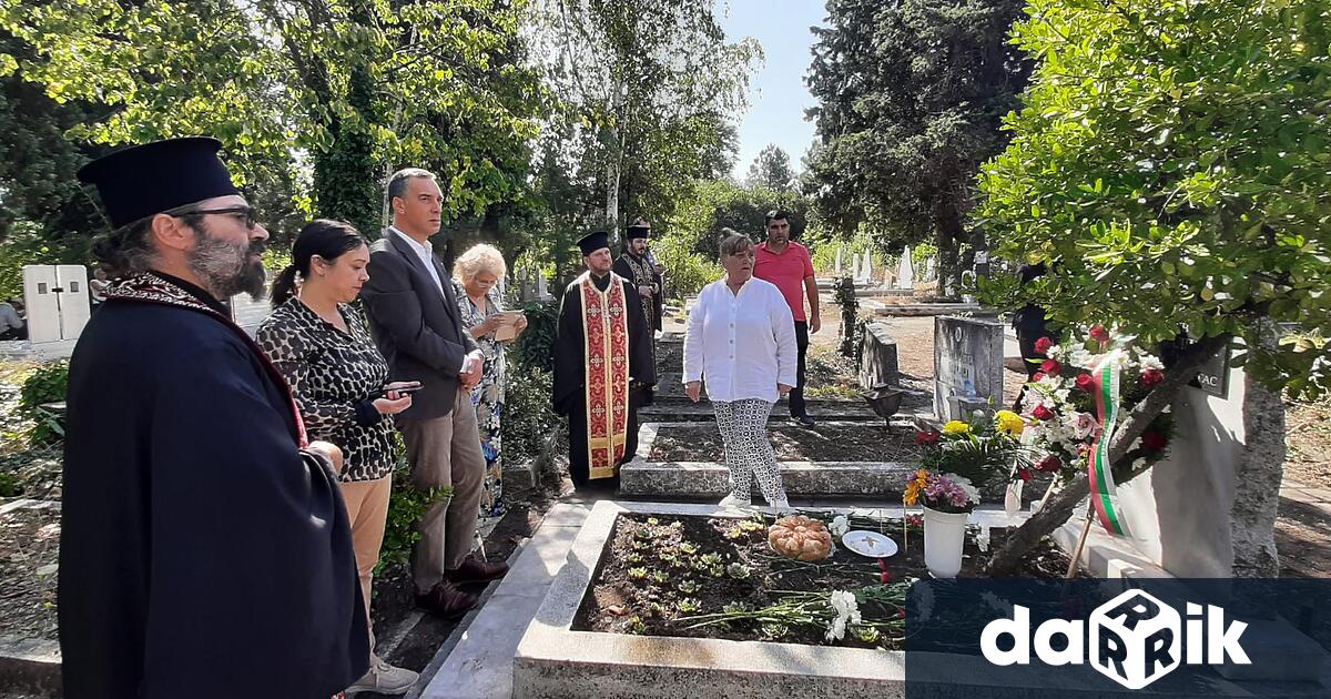 При гроба на Александър Георгиев – Коджакафалията в Траурния парк